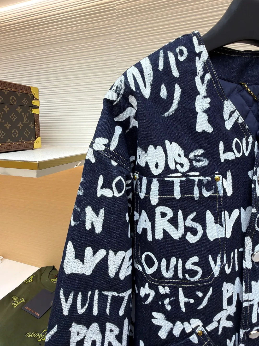 LOUIS VUITTON Tokyo-limited graffiti denim jacket ●Original version: 29999 purchase and development ●Item number: 1680939-C30 ●Fabric: denim fabric ●Technology: washed production ●Version: fitted version ●Weight: about 1180 grams ●Size: 46-48-50-52 ●Description: LV Scribble The print shows the encounter between traditional Japanese calligraphy and Western street art, using a "hand-drawn" style to express the brand logo, Paris and Tokyo. The casual design has an urban feel and can be paired with the matching jacket to complete the show. The overall wiring is straight and delicate, the fabric is comfortable and soft, and the color is consistent without color difference. It can be matched with the same style to create a fashionable look and control various occasions. Customized accessories, complete with three standards, same style for men and women!